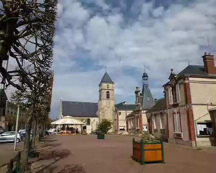 P1060978 Eglise Saint-Eloi, XIIIè s. restaurée aux XVIIIè-XIXè s. et la mairie, Le Perray-en-Yvelines.